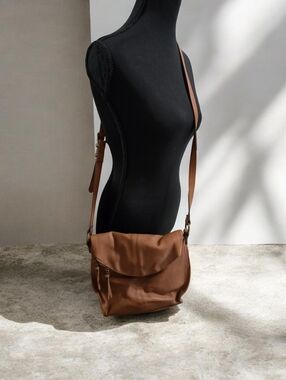 Everyday Faux Leather Crossbody Bag in Brown EUC